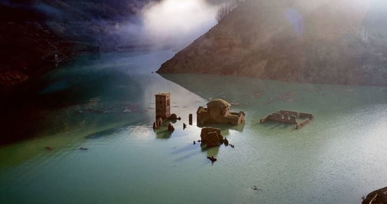 Σπάνιο αξιοθέατο: Ένα βυθισμένο μεσαιωνικό χωριό-φάντασμα αναδύεται από λίμνη της Ιταλίας