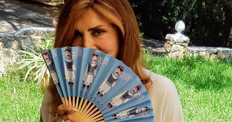 Η Μιμή Ντενίση φωτογραφίζει την αγαπημένη της αδελφή στον κήπο του σπιτιού της