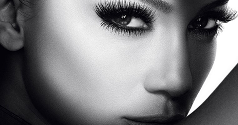 Βρήκαμε την μάσκαρα που αποθεώνει τις βλεφαρίδες σε δύο βήματα
