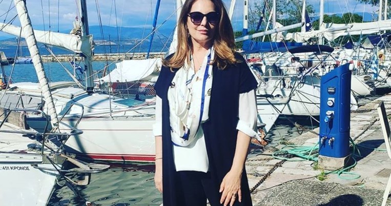 Στην ιδιαίτερη πατρίδα της: Η Άντζελα Γκερέκου βρίσκεται ολόκληρη μέσα στη θάλασσα της Κέρκυρας 