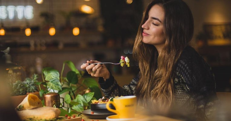 Αλλάζει ο τρόπος που τρώμε έξω: Όλο και περισσότεροι κλείνουν τραπέζι σε εστιατόριο για έναν