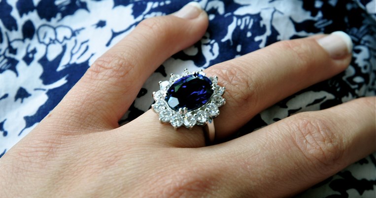 Γιατί οι γυναίκες φορούν δαχτυλίδι μετά τον αρραβώνα; Η άγνωστη ιστορία πίσω από το έθιμο