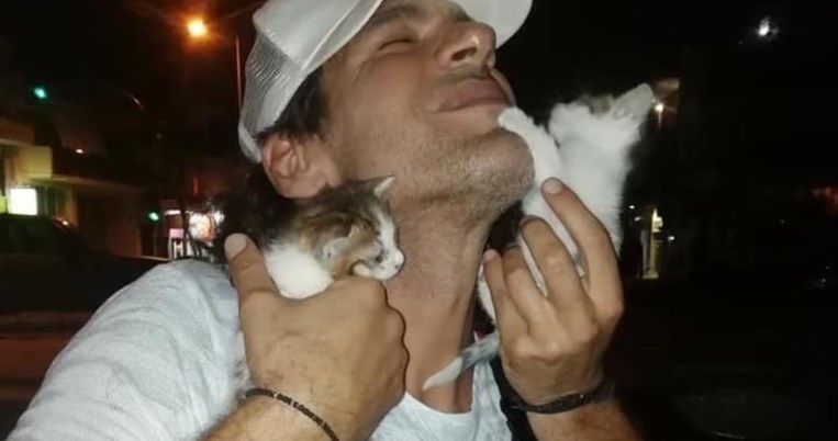 Τα ταΐζει στο στόμα με σύριγγα: Ο Γιάννης Σπαλιάρας έγινε χαζομπαμπάς για δύο γατάκια