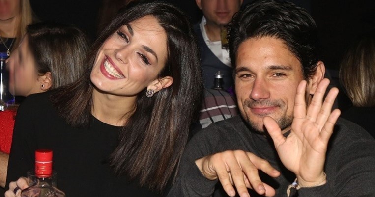 Με ψηλά παράθυρα και εντυπωσιακό τζάκι. Στο σπίτι του Πάνου Βλάχου και της Ιωάννας Τριανταφυλλίδου