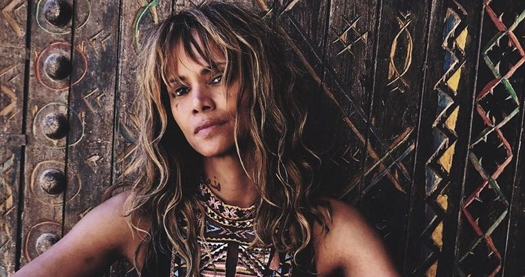 Σα να μην πέρασε μια μέρα: Χάλι Μπέρι με πορτοκαλί μπικίνι όπως 18 χρόνια πριν σαν κορίτσι του Μποντ