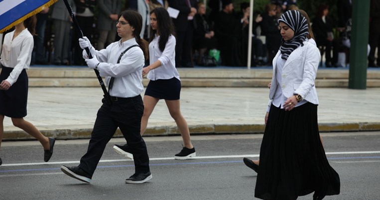 Η παραστάτρια της ελληνικής σημαίας με τη μαντίλα και το ταχύ βήμα