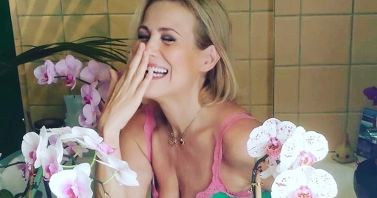 Η Κωνσταντίνα Μιχαήλ μαγειρεύει μόνο με το μαγιό της στη σικάτη κουζίνα του σπιτιού της