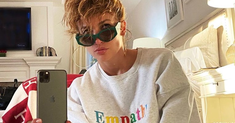 Η πιο κουλ μάσκα προστασίας που έχουμε δει: Tην φόρεσε η Τζένιφερ Λόπεζ, την θέλουμε κι εμείς 