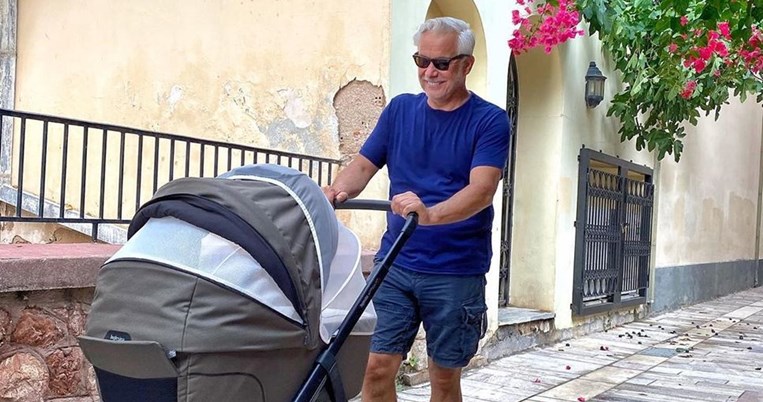 Σιέστα στο Ιόνιο: Το βίντεο του Χάρη Χριστόπουλο με τον νεογέννητο γιο του να κοιμάται πλάι στο κύμα