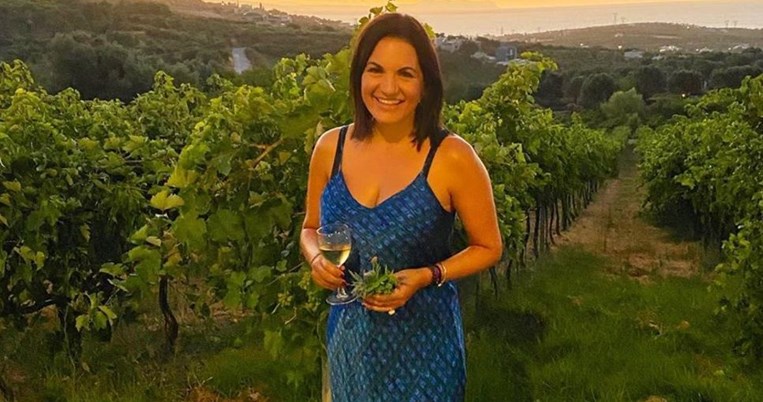 Με κομψό, ροζ καφτάνι: Η ειδυλλιακή φωτογραφία της Όλγας Κεφαλογιάννη με φόντο τη θάλασσα της Κρήτης