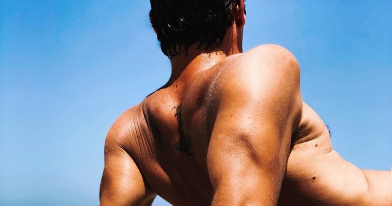 Σε μαγική, βραχώδη παραλία: Ο Αποστόλης Τότσικας ποζάρει εντελώς γυμνός στον φακό της Ρούλας Ρέβη