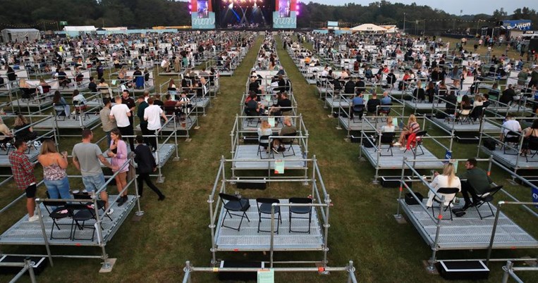 Έτσι θα είναι οι συναυλίες του μέλλοντος: Στο πρώτο λάιβ με πλήρη, κοινωνική απόσταση στη Βρετανία