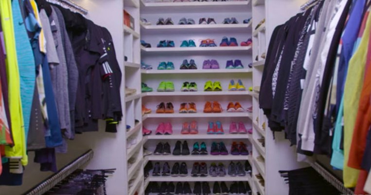 Η εμμονή κάθε fashion girl: Η Khloe Kardashian έχει ξεχωριστή ντουλάπα μόνο για τα αθλητικά της