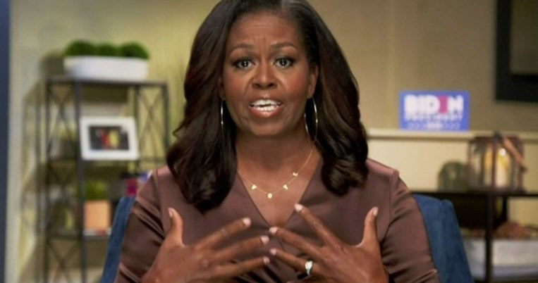 Το χρυσό κολιέ της Μίσελ Ομπάμα με το κρυφό μήνυμα έγινε viral. Πρώτο στις αναζητήσεις της Google 