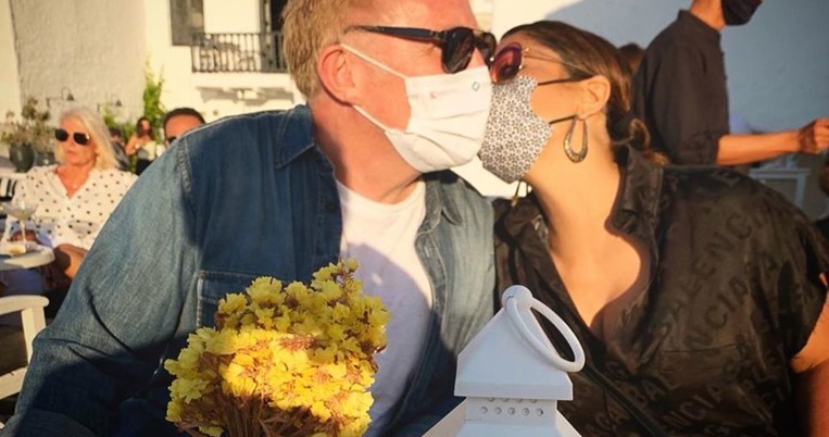 «Έρωτα στα χρόνια του κορονοϊού»: Η Σάλμα Χάγιεκ πίνει ποτό με τον σύζυγό της στο Agosta της Πάρου