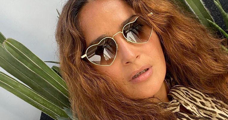 Η Σάλμα Χάγιεκ πίνει ελληνικό καφέ, φορώντας μόνο το μαύρο μπικίνι της σε καφενείο της Πάρου