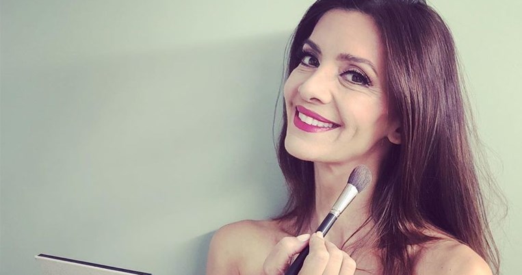 Η Κατερίνα Λέχου ποζάρει με σικάτο, στράπλες μπικίνι που αναδεικνύει το καλλίγραμμο σώμα της