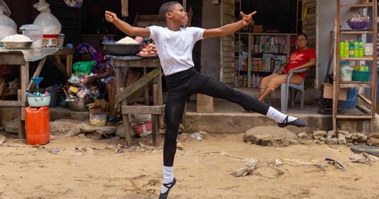To 11χρονο αγόρι από τη Νιγηρία που χόρευε στη βροχή πήρε υποτροφία για το American Ballet Theatre  