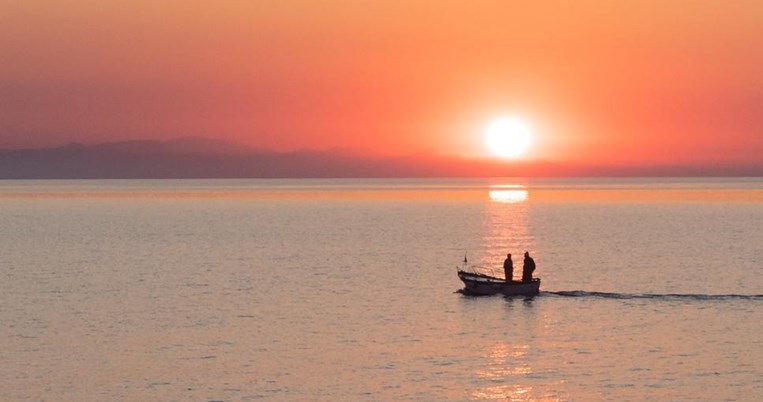 Ο «Πορτοκαλής Ήλιος» ξεμάκραινε από το λιμάνι του Πειραιά