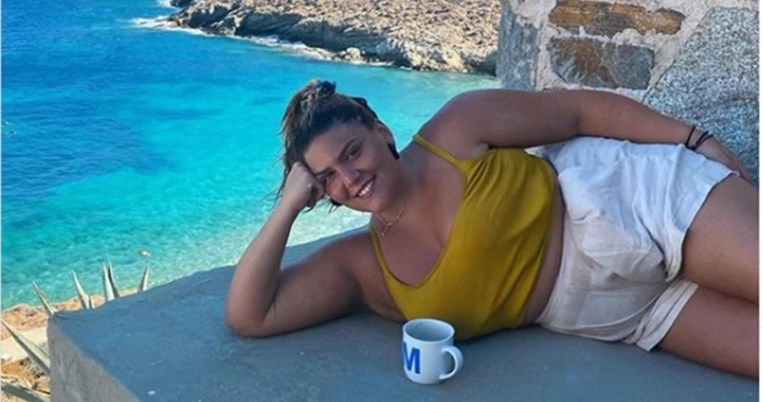 «Να φοράτε ό,τι μα ό,τι γουστάρετε»: Το μήνυμα της Δανάης Μπάρκα και η πόζα με το ολόσωμο μαγιό 