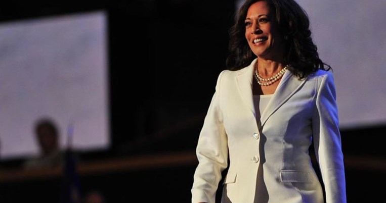 Η αγάπη της Kamala Harris για τις πέρλες κρύβει ένα βαθύτερο από τον προφανή συμβολισμό