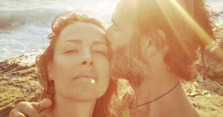 Γυμνή στη λάσπη: Ο Θανάσης Ευθυμιάδης φωτογραφίζει ολόγυμνη τη σύζυγό του, Άννα Δημητρίεβιτς