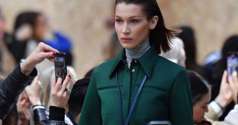 «Ξαφνικά δεν θυμόμουν πώς να οδηγήσω μέχρι το σπίτι μου»: H Μπέλα Χαντίντ για τη νόσο Lyme