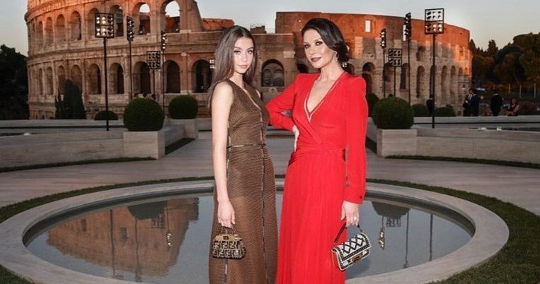 Και πανέμορφη και ταλαντούχα: H 17χρονη κόρη του Μάικλ Ντάγκλας και της Κάθριν Ζέτα Τζόουνς