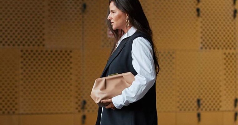 Η κάψουλα της κομψότητας: Tα 10 κομμάτια που έχει κάθε στιλάτη γυναίκα άνω των 50 στην ντουλάπα της