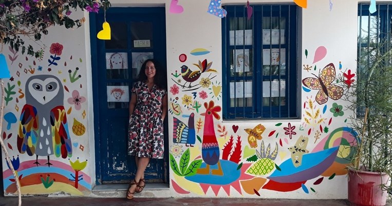 Η ομορφότερη αυλή δημοτικού σχολείου βρίσκεται στην Άνω Σύρο: Ζωγραφίστηκε από δύο εικαστικούς