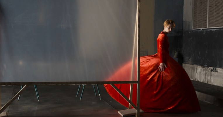 Το μυστηριώδες teaser της νέας ταινίας του Αλμοδόβαρ: H Τίλντα Σουίντον με υπέροχο φόρεμα Balenciaga