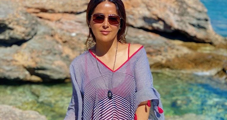 Χορεύει παραδοσιακούς χορούς και σπάει πιάτα: Το ξέφρενο γλέντι της Σάλμα Χάγιεκ στην Πάρο