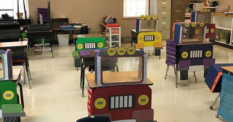 To social distancing έγινε παιχνιδάκι: Δύο δασκάλες μεταμόρφωσαν τα σχολικά θρανία σε αυτοκινητάκια