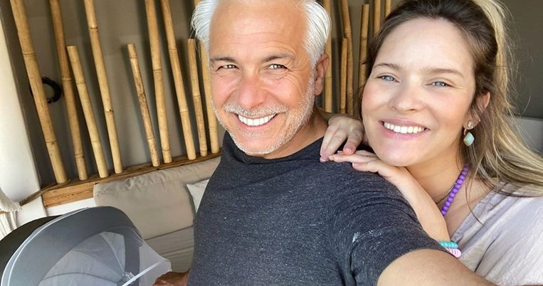 Αγάπη και γαλάζιο: Μπραντ και Χριστόπουλος σε φωτογραφία εξωτικής ομορφιάς από τη 2η επέτειο γάμου