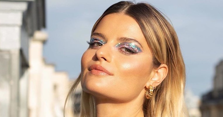 Αυτό το χρώμα μακιγιάζ ματιών είναι το νέο μαύρο: Εντυπωσιακές εμφανίσεις ακόμα και με μάσκα