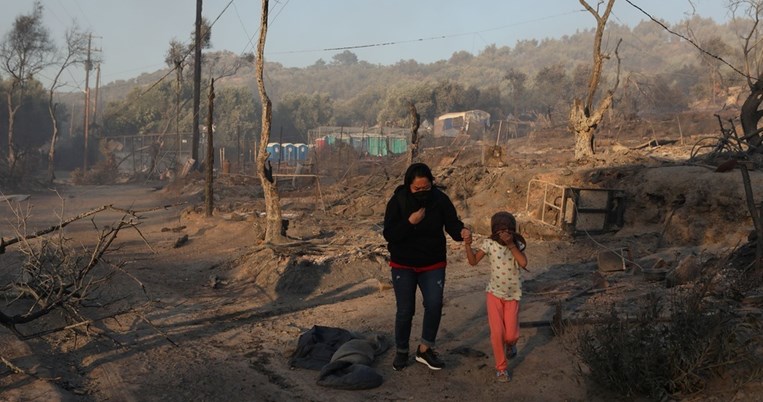 «Η Μόρια καταστράφηκε ολοσχερώς»: Φωτογραφίες από την κόλαση της φωτιάς στη Λέσβο