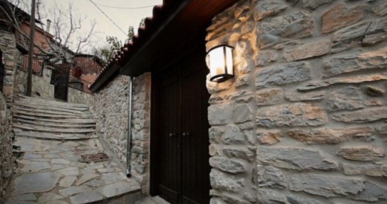 Στο πατάρι ενός μικρού χωριού της Λάρισας υπάρχει μια μαγική, βραβευμένη βιβλιοθήκη