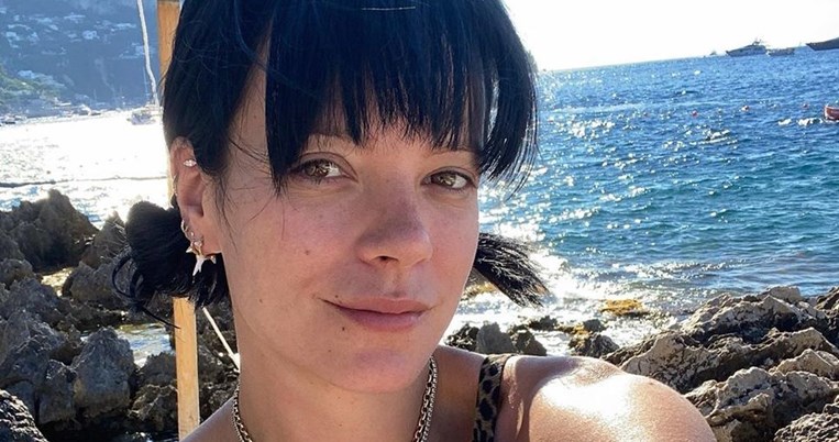 Λίλυ Άλλεν: Παντρεύτηκε τον Ντέιβιντ Χάρμπουρ των Stranger Things με το πιο κουλ νυφικό του κόσμου