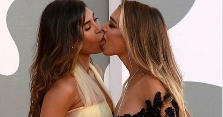 Το φιλί δυο γυναικών στο Φεστιβάλ Βενετίας μας θύμισε αυτό της Μαντόνα και της Μπρίτνεϊ Σπίαρς 