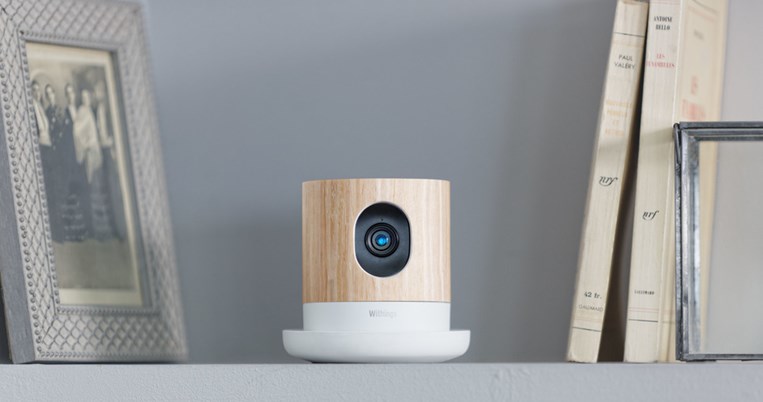 Ο μικρός κατάσκοπος που βοηθάει την εργαζόμενη μητέρα να παρακολουθεί την κίνηση στο σπίτι