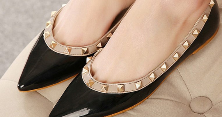 Βρήκαμε την απόλυτη εφεύρεση για τα flat παπούτσια. Όλο το fashion κοινό γι' αυτό μιλάει