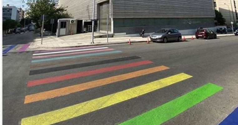 «Κάνε τον άνθρωπο, άνθρωπο»: Γιατί οι διαβάσεις της Αθήνας γίνονται πολύχρωμες;