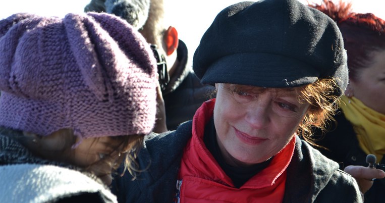 Η Σούζαν Σάραντον κάνει ρεπορτάζ με τους διασώστες της Λέσβου