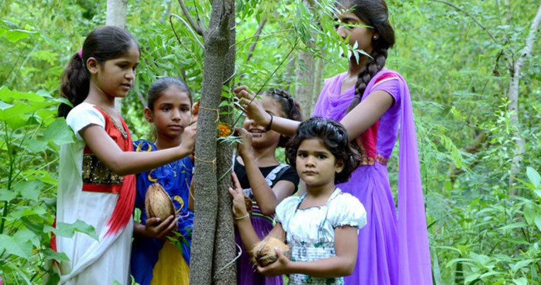 Η αποθέωση της γυναικείας ύπαρξης: Χωριό της Ινδίας φυτεύει 111 δέντρα όταν γεννιέται ένα κορίτσι