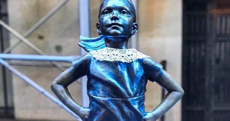«Το ατρόμητο κορίτσι»: To εμβηματικό άγαλμα φόρεσε λευκό κολάρο για τη Ρουθ Μπέιντεν Γκίνσμπεργκ