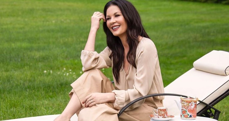 Άφησε πίσω τα πλούσια, μακριά μαλλιά της. Η Κάθριν Ζέτα Τζόουν έκανε το πιο σικάτο κούρεμα της σεζόν