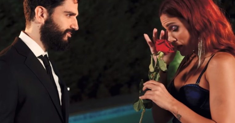 «Έχω αλλεργία στα τριαντάφυλλα»: Ατζαράκης και Συνατσάκη παρωδούν απολαυστικά το Bachelor