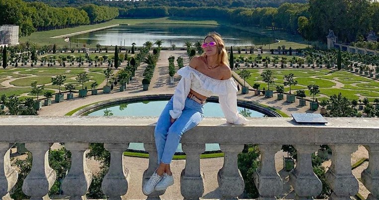 Με σύνολο Dior και χρυσά κοσμήματα: Όλοι μιλούν για την εμφάνιση της Ευγενίας Νιάρχου στο Παρίσι