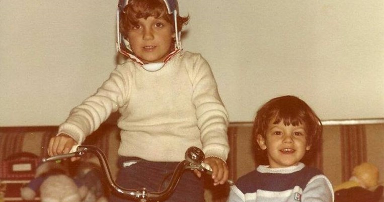 «Δυο ανάσες δίπλα μου ν´ ακούω και μια να αισθάνομαι»