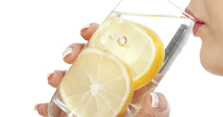 Οι μύθοι και οι αλήθειες για την ποσότητα του νερού που πρέπει να πίνουμε